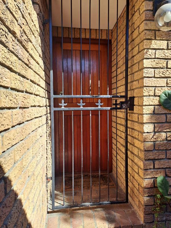 To Let 2 Bedroom Property for Rent in Loevenstein Western Cape